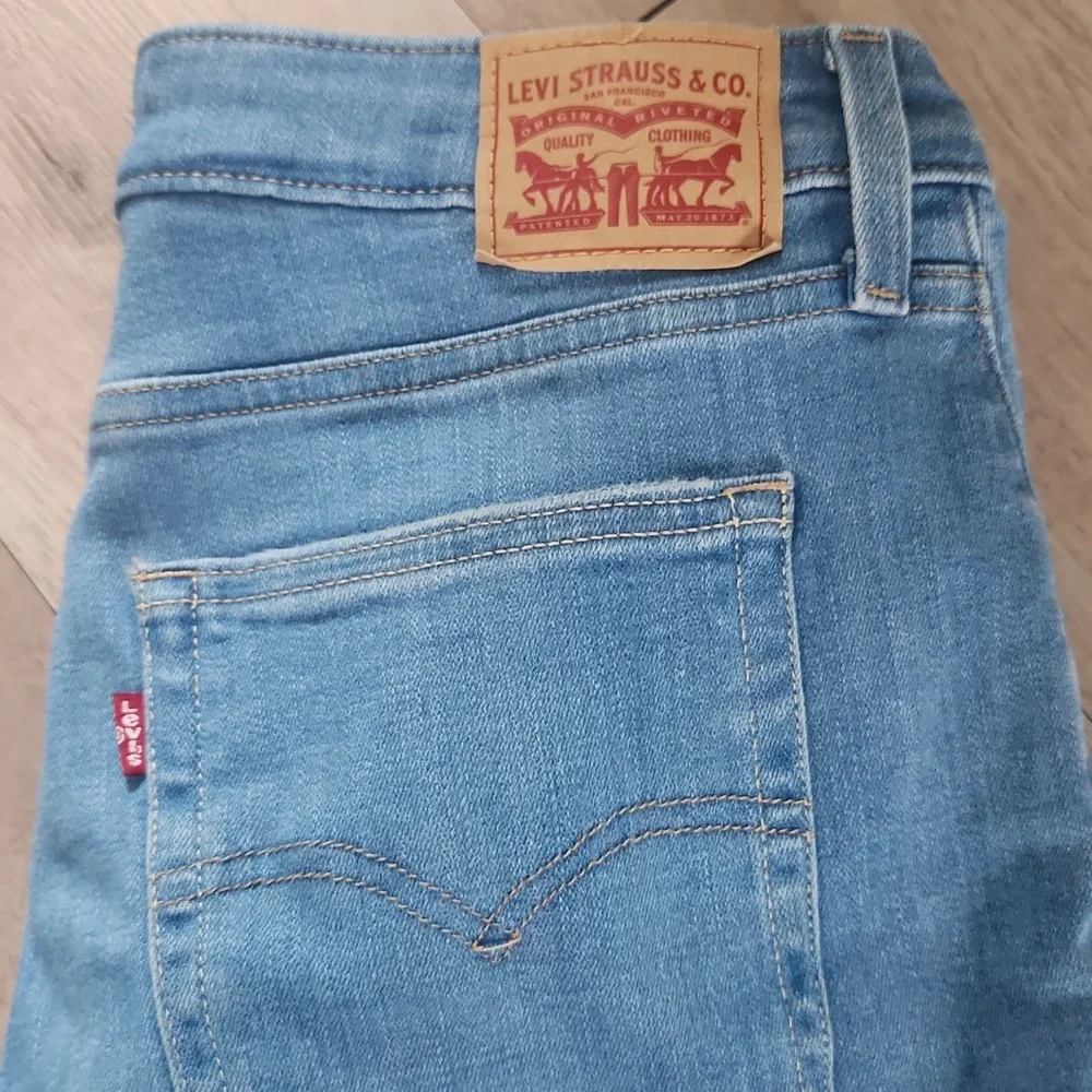 Levi Strauss & Co 725 High Rise Bootcut Classic Blue Women's Jeans - Picture 5 of 7